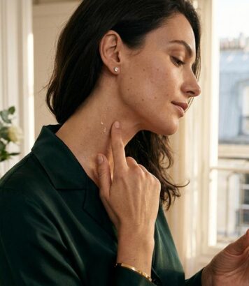 ParisSelectBook - Ma crème hydratante ne suffisait pas : cette facialiste révèle le geste tout bête qui change enfin ma peau