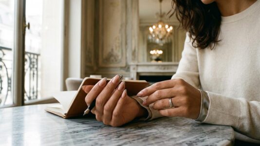 ParisSelectBook - La French classique a du souci à se faire, cette manucure chromée s'impose partout en 2026 (et beaucoup la ratent à la maison)