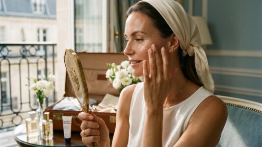 ParisSelectBook - Aquaphor devient l'allié beauté de l'été avec ces 10 usages malins que les maquilleurs s'échangent en coulisses