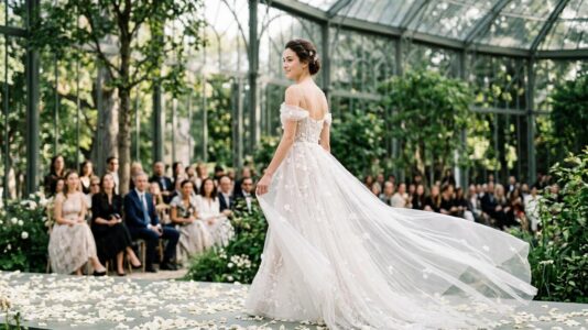 ParisSelectBook - Chez Dior, Jonathan Anderson signe une robe de mariée en fleurs et transparence qui clôt un défilé haute couture inspiré d'une artiste