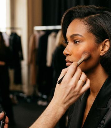 ParisSelectBook - Repéré à la Fashion Week Haute Couture chez Stéphane Rolland, ce blush terracotta signé MAC pourrait détrôner toutes les autres teintes