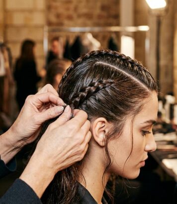ParisSelectBook - En backstage du défilé Rahul Mishra, cette coiffeuse dévoile la double tresse slick qui va régner sur les plages de l'été