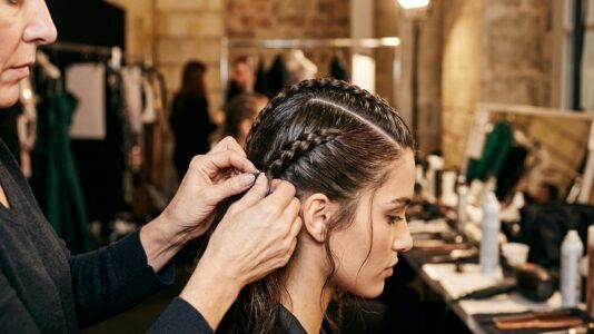 ParisSelectBook - En backstage du défilé Rahul Mishra, cette coiffeuse dévoile la double tresse slick qui va régner sur les plages de l'été