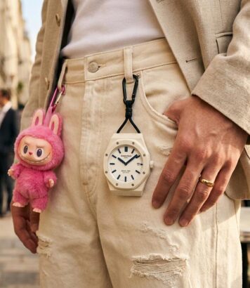 ParisSelectBook - Repérée à Paris à la ceinture d'un fashionista, la collection Royal Pop d'Audemars Piguet x Swatch s'arrache partout