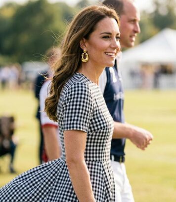 ParisSelectBook - Kate Middleton ressort ses boucles d'oreilles Sézane en résine, un accessoire français vintage porté sur sa robe vichy à Windsor