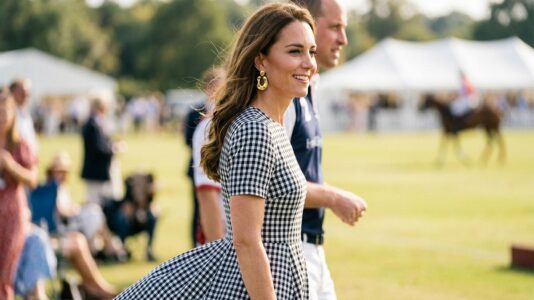ParisSelectBook - Kate Middleton ressort ses boucles d'oreilles Sézane en résine, un accessoire français vintage porté sur sa robe vichy à Windsor
