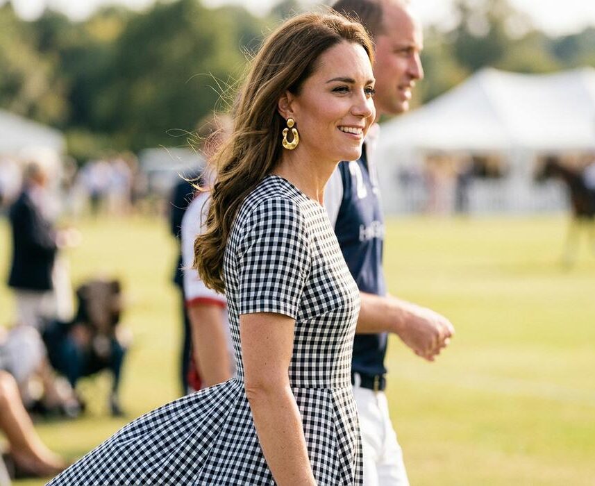 ParisSelectBook - Kate Middleton ressort ses boucles d'oreilles Sézane en résine, un accessoire français vintage porté sur sa robe vichy à Windsor