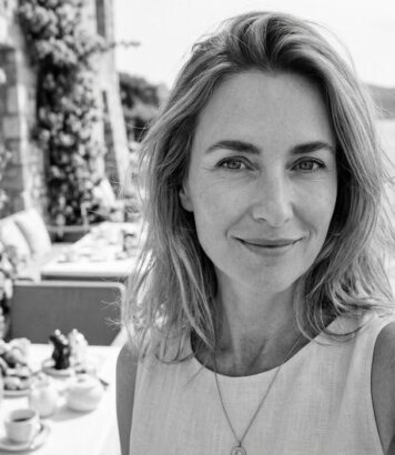 ParisSelectBook - Un selfie en noir et blanc suffit pour savoir si les sourcils « low contrast », tendance douceur de l'été, vous vont vraiment