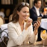 ParisSelectBook - J'ai testé ce stick solaire invisible SPF50+ vendu en pharmacie à 13€ et il ne quitte plus mon sac à main