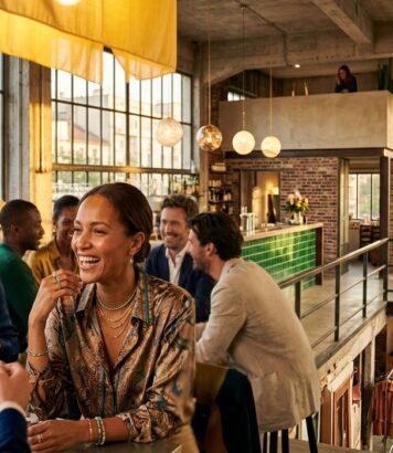ParisSelectBook - Dans le 19e, le TLM transforme une ancienne halle SNCF en tiers-lieu gratuit où yoga, drag shows et friperie éthique cohabitent