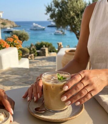 ParisSelectBook - Ivoire lacté, fini nacré et effet clean girl : les Coconut Latte Nails réinventent la manucure blanche de l'été 2026