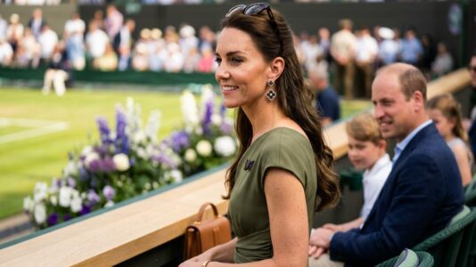 ParisSelectBook - À Wimbledon, Kate Middleton ressort ses boucles d'oreilles Van Cleef & Arpels au motif porte-bonheur inspiré du trèfle à quatre feuilles