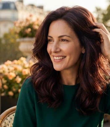 ParisSelectBook - Colorists are unanimous: these two warm shades melt grey hair into a natural glow and instantly lift tired features after 40