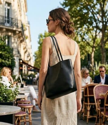 ParisSelectBook - Les recherches du sac Terrasse de The Row explosent de 70% cet été, porté par Hailey Bieber et Kendall Jenner