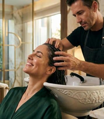 ParisSelectBook - « Un cuir chevelu bien lavé change tout » : le coiffeur du Four Seasons révèle la vraie méthode oubliée par 90% d'entre nous