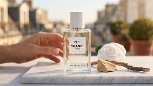 ParisSelectBook - Chanel dévoile un nouveau flacon pour le N°5, plus contemporain, sans toucher à sa signature olfactive iconique