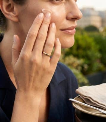 Puffy morning eyes: this ring-finger technique with a rice-grain of eye cream changes everything