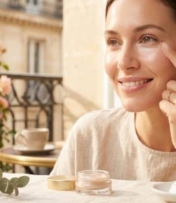 ParisSelectBook - Une maquilleuse suivie par 953 000 abonnés remplace l'anti-cernes par ce produit qu'on garde pour les pommettes