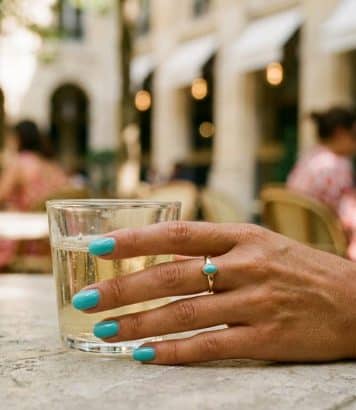 ParisSelectBook - Le turquoise s'impose comme la couleur de vernis de l'été et sublime les peaux bronzées