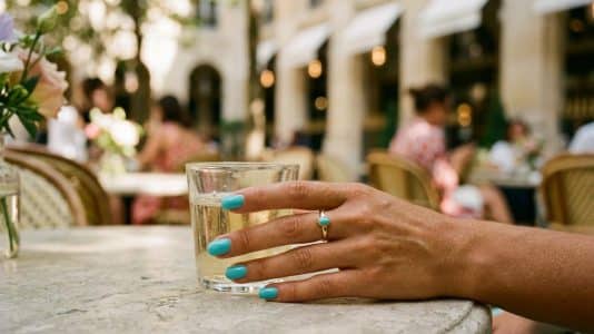 ParisSelectBook - Le turquoise s'impose comme la couleur de vernis de l'été et sublime les peaux bronzées