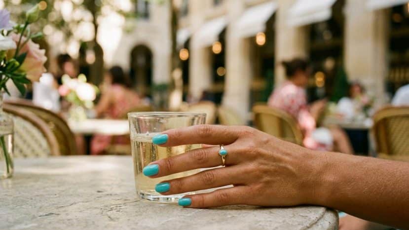 ParisSelectBook - Le turquoise s'impose comme la couleur de vernis de l'été et sublime les peaux bronzées