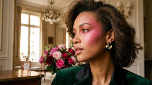 ParisSelectBook - Rihanna adopte cette tendance blush flashy des années 80 et signe le make-up le plus audacieux de l'été 2026
