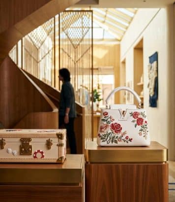 ParisSelectBook - Louis Vuitton rouvre son flagship de Las Vegas avec une malle Casino sur mesure et un sac brodé 75 heures