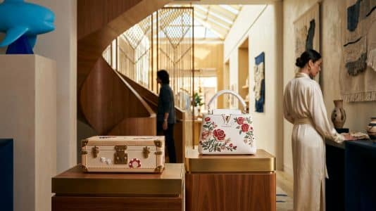 ParisSelectBook - Louis Vuitton rouvre son flagship de Las Vegas avec une malle Casino sur mesure et un sac brodé 75 heures