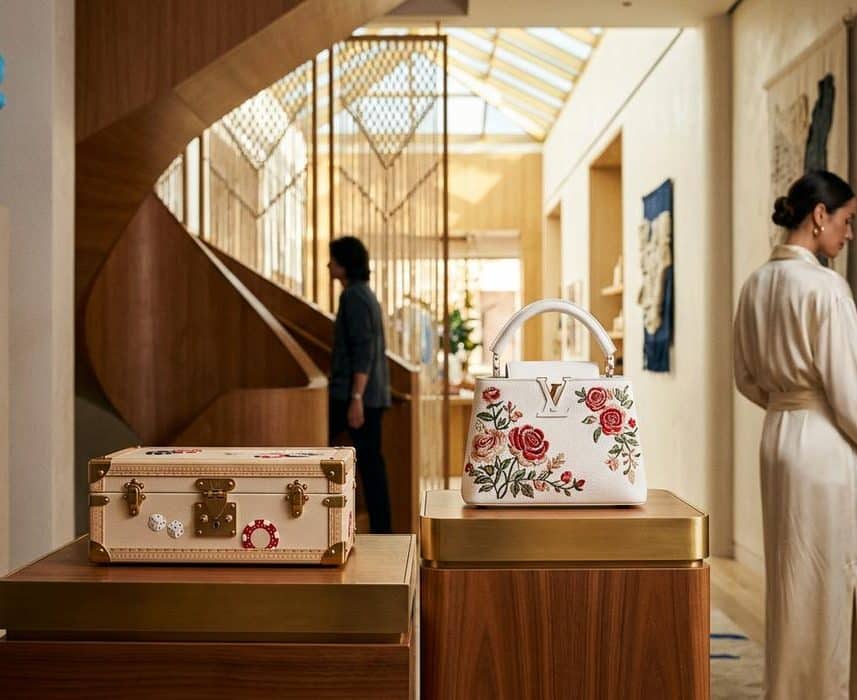 ParisSelectBook - Louis Vuitton rouvre son flagship de Las Vegas avec une malle Casino sur mesure et un sac brodé 75 heures
