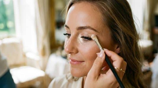 ParisSelectBook - Le triangle angélique, cette technique de maquillage des mannequins Victoria's Secret qui illumine le regard en un geste