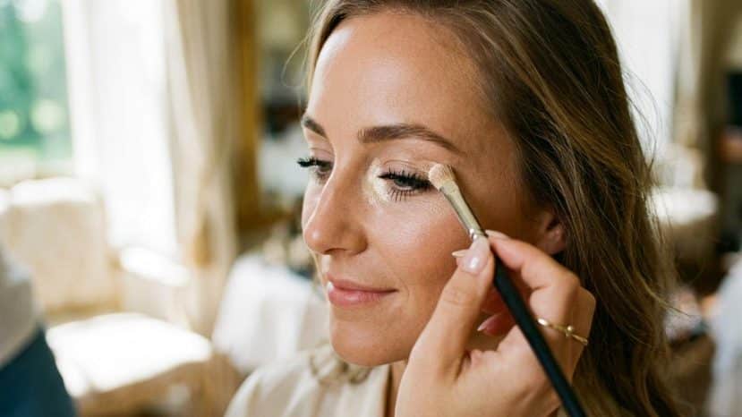 ParisSelectBook - Le triangle angélique, cette technique de maquillage des mannequins Victoria's Secret qui illumine le regard en un geste