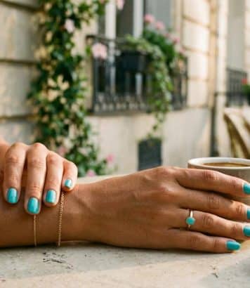 ParisSelectBook - Le turquoise s'invite sur les ongles cet été et c'est le vernis qui sublime le mieux le bronzage