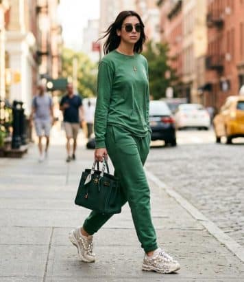 ParisSelectBook - Dua Lipa dégaine dans les rues de New York les sneakers de la rentrée, une Asics revisitée avec des perles