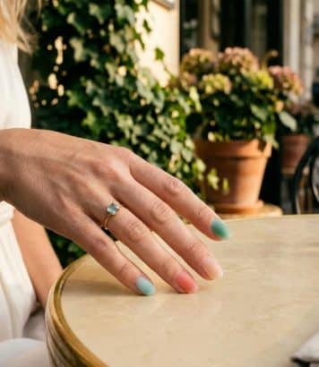 ParisSelectBook - Manucure de l'été 2026, les Sea Glass Nails séduisent par leur fini translucide inspiré du verre poli par l'océan