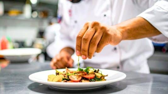 Guide Michelin 2026 : les 10 meilleurs restaurants de Paris, un trois-étoiles historique perd son macaron