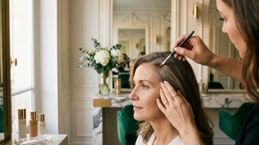 Le geste précis d'une coiffeuse pour camoufler ses cheveux blancs en 10 secondes