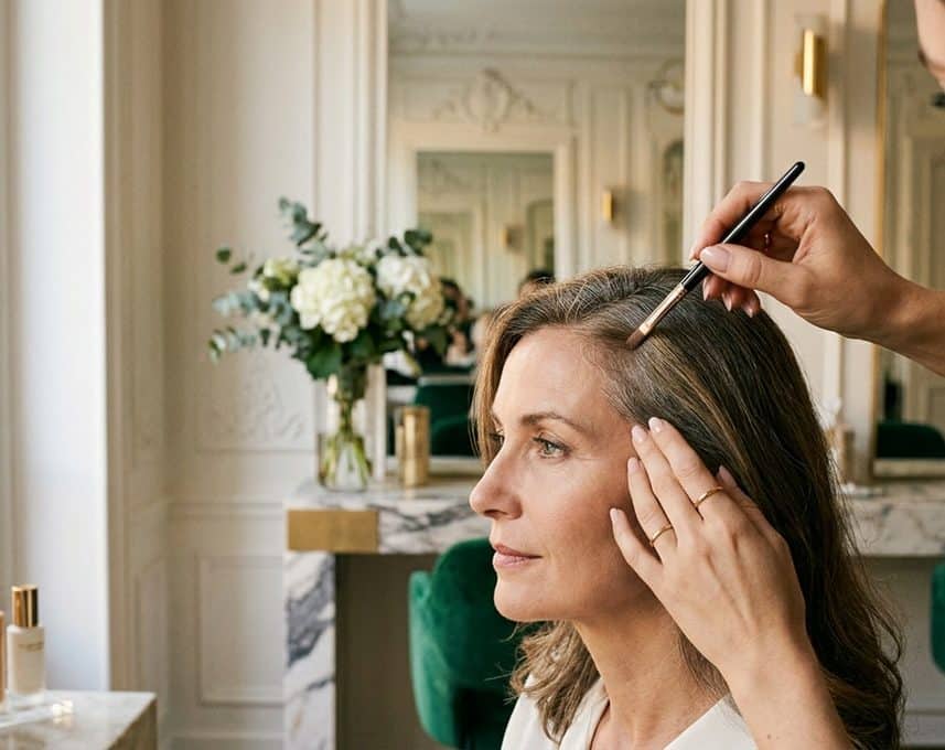 Le geste précis d'une coiffeuse pour camoufler ses cheveux blancs en 10 secondes