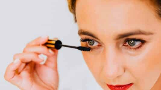 « 9 femmes sur 10 font cette erreur » : une maquilleuse dévoile le geste tout simple pour un mascara sans bavures