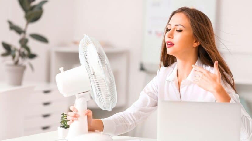 À 35°C sous le maquillage, cette erreur d'application accélère le vieillissement de la peau chez 3 femmes sur 4