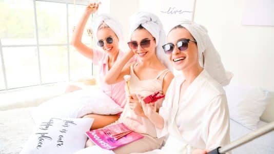 Cette lotion Aroma-Zone notée 4,7 sur 5 s'attaque aux points noirs et aux pores dilatés en quelques semaines
