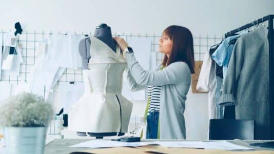 À Calais, cette exposition immersive entre haute couture, design et art investit deux musées jusqu'en 2027