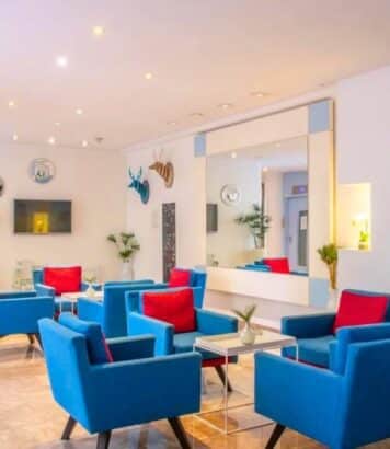 À deux pas de Saint-Lazare, l'Hôtel Astoria cache 85 chambres et un open bar gratuit tout l'après-midi dans le 8e