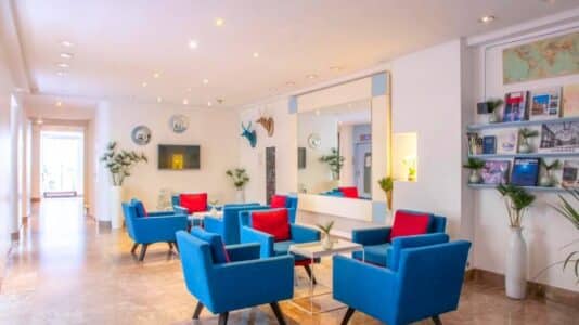 À deux pas de Saint-Lazare, l'Hôtel Astoria cache 85 chambres et un open bar gratuit tout l'après-midi dans le 8e