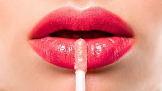 Adieu le gloss collant : cette laque à lèvres tient 8 heures sans transfert et brille autant qu'un vinyle