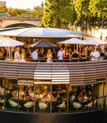 Amarrée sous le pont Alexandre III, cette péniche cache une terrasse, un rooftop face à la Tour Eiffel et un club