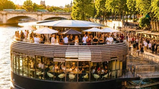 Amarrée sous le pont Alexandre III, cette péniche cache une terrasse, un rooftop face à la Tour Eiffel et un club