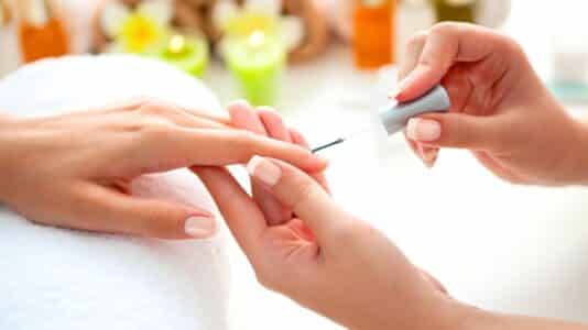 Après le matcha, l'ube latte s'invite sur les ongles et signe la manucure la plus convoitée de l'été 2026
