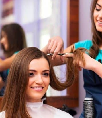 « Assombrissez très légèrement » : ce qu'un coiffeur parisien conseille de demander avant votre départ en vacances