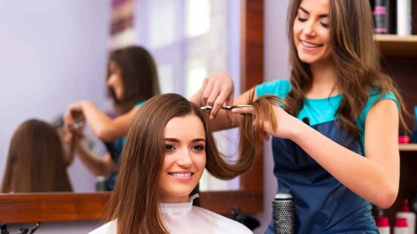 « Assombrissez très légèrement » : ce qu'un coiffeur parisien conseille de demander avant votre départ en vacances
