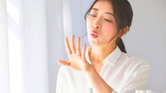 Ces 10 vernis sèchent en 60 secondes chrono et transforment votre manucure express à la maison